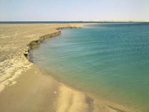 انهيار أجزاء من شاطئ ينبع.. و«الحدود» تحظر الاقتراب من الموقع 