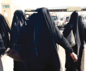 سائق يترك 5 معلمات بالطريق أثناء صلاتهن الفجر 