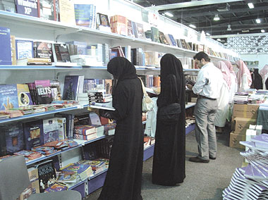 512 ألف زائر لمعرض الكتاب في أول 3 أيام.. والكتب الدينية والتاريخية الأكثر رواجا 