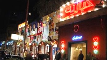 مصر: شارع الهرم بين حلال الإخوان وحرام «العوالم» مصر: شارع الهرم بين حلال الإخوان وحرام «العوالم»