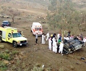 استخراج شاب من تحت حطام سيارته بعد أن هوت به في شعب بالطائف استخراج شاب من تحت حطام سيارته بعد أن هوت به في شعب بالطائف
