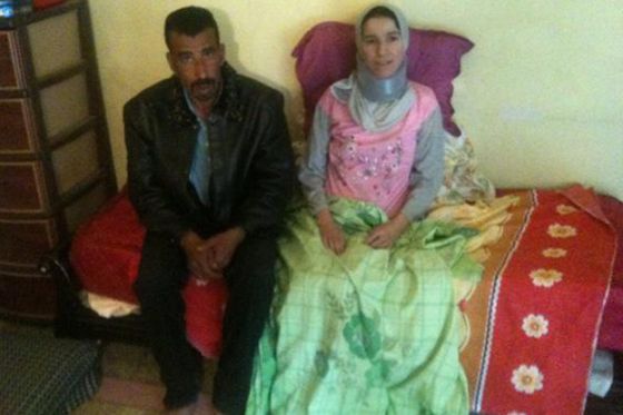 بالصور جزائري يحمل زوجته على كتفيه منذ 5 سنوات بعد إصابتها بشلل 